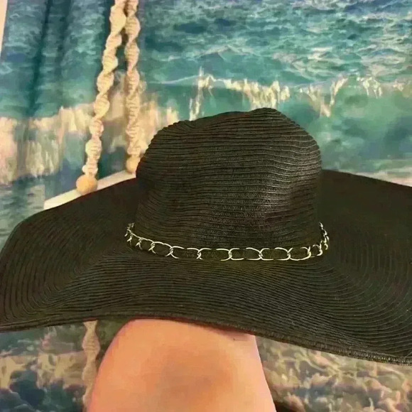 Black Straw Sun Hat With Chain Accent - Picture 5 of 7